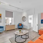 City Chic Townhouse By My Getaways